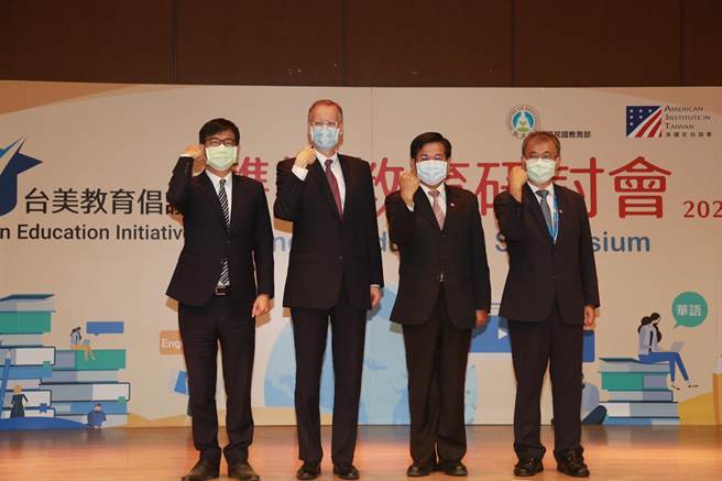 「台美教育倡议-双语教育研讨会」今天在高雄中山大学举行，教育部长潘文忠（有二）、美国在台协会处长郦英杰（左二）、高雄市长陈其迈（左一）与中山大学校长郑英耀（右一）等人皆出席。
