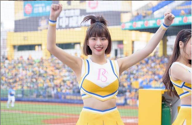 峮峮是人氣很夯的啦啦隊正妹。（圖／取材自峮峮Instagram）