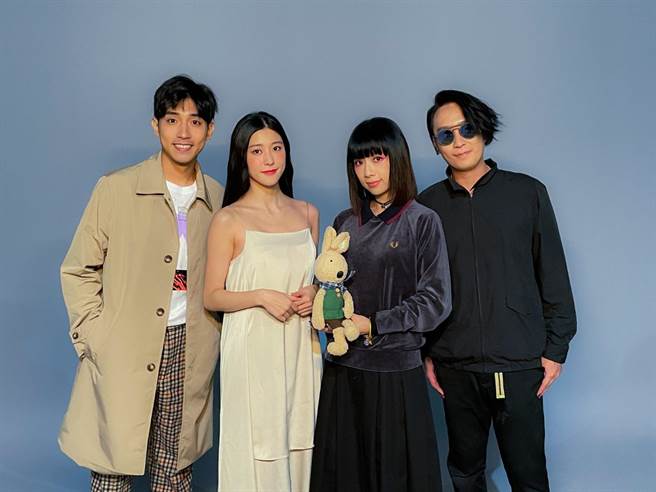 原子邦妮与演员合照。（滚石唱片提供）