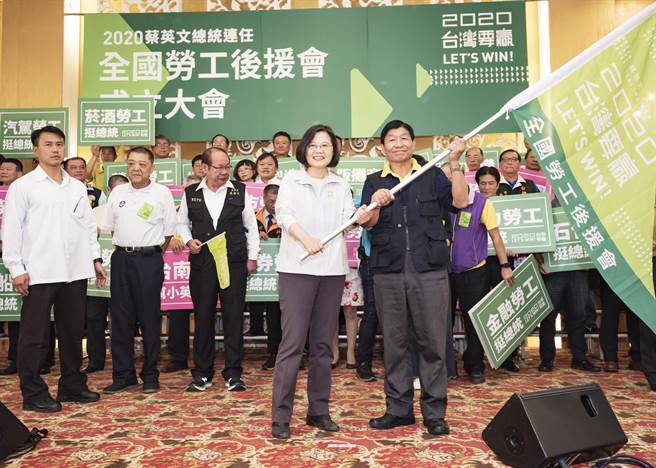 民進黨立委莊競程服務處顧問施朝賢，獲總統蔡英文聘任為總統府國策顧問。（施朝賢提供／馮惠宜台中傳真）