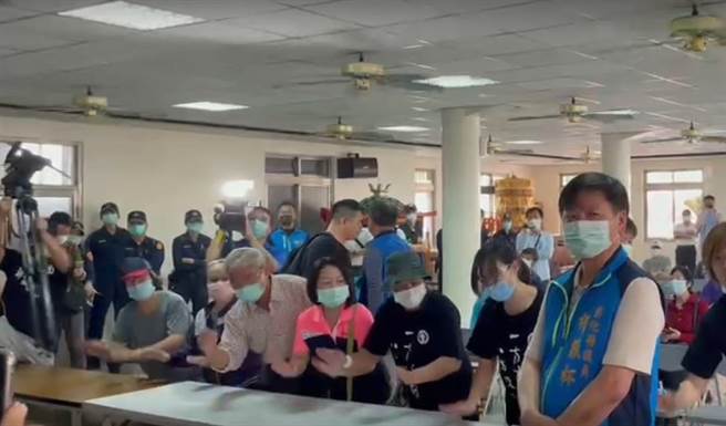 和美鎮和厝路銜接24米寬嘉卿路上國道3號和美交流道，只剩最後一哩路，拓寬計畫受住戶激烈抗爭，29日重新召開第2次公聽說明會，住戶拍桌抗議。（吳敏菁攝）