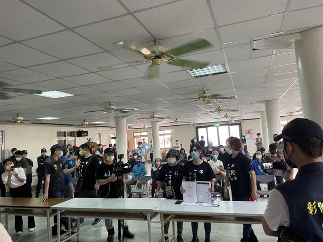 和美鎮和厝路銜接24米寬嘉卿路上國道3號和美交流道，只剩最後一哩路，拓寬計畫受住戶激烈抗爭，29日重新召開第2次公聽說明會。（吳敏菁攝）