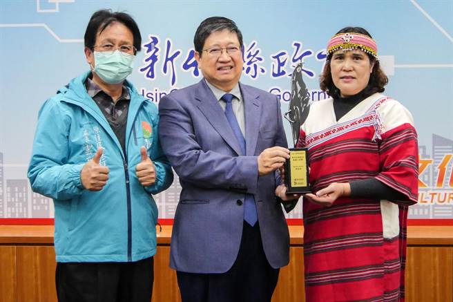 尖石乡黄美萍（右）推广族语荣获全国绩优语推人员第一名，县长杨文科（中）肯定黄传承母语的用心。（罗浚滨摄）