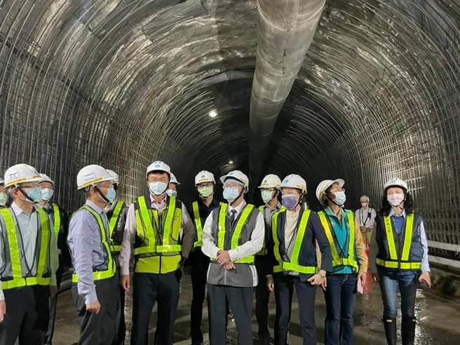 經濟部、農委會及桃園市政府今天聯合會勘阿姆坪隧道工程進度。(呂筱蟬攝)