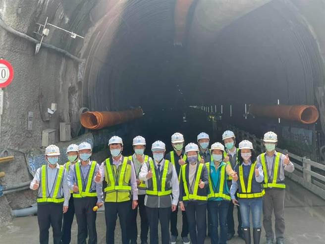 經濟部、農委會及桃園市政府今天聯合會勘阿姆坪隧道工程進度。(呂筱蟬攝)