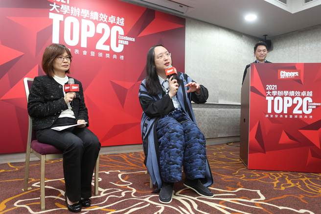 在「2021大學辦學績效成長Top20頒獎典禮」中，邀請行政院數位政務委員唐鳳出席，並以「我眼中的未來人才」為題，與獲獎的大學校長進行交流。（靜宜大學提供）