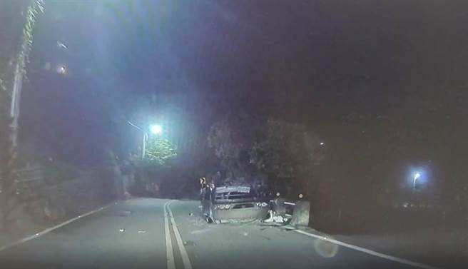 休旅車撞山壁四輪朝天，19歲男子頭部重創。（翻攝影片）