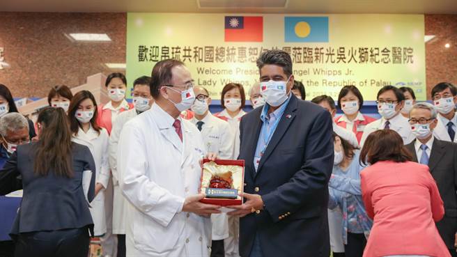 帛琉總統惠恕仁來台體檢，新光醫院院長侯勝茂（左）致贈紀念品琉璃獅。（新光醫院提供）