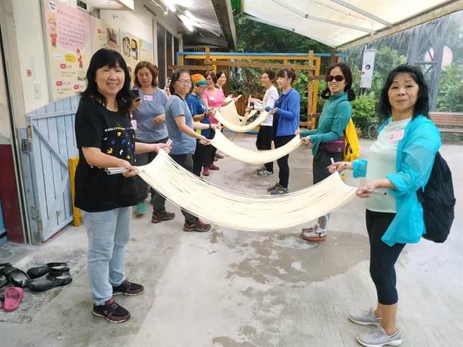 石碇商圈推出手拉麵线体验活动。（图／新北市经发局提供）