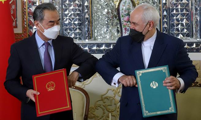 伊朗外长查瑞夫（Mohammad Javad Zarif，右）3月27日在德黑兰和中国国务委员兼外长王毅签署25年合作协议后，双方击肘互相致意。（路透）
