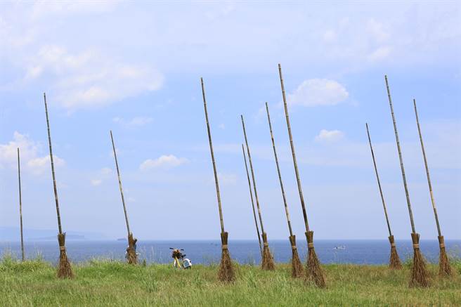 法國藝術家派崔克利用竹子、麻繩等在地天然材料的創作，並命名為「掃把救星」。（國立海洋科技博物館提供／陳彩玲基隆傳真）