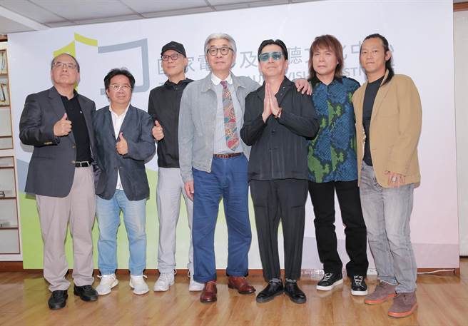 国影中心董事长蓝祖蔚、影评人褚明仁、导演万仁、音乐人倪重华、高捷、伍佰、顏正国出席馆庆活动。（卢祎祺摄）