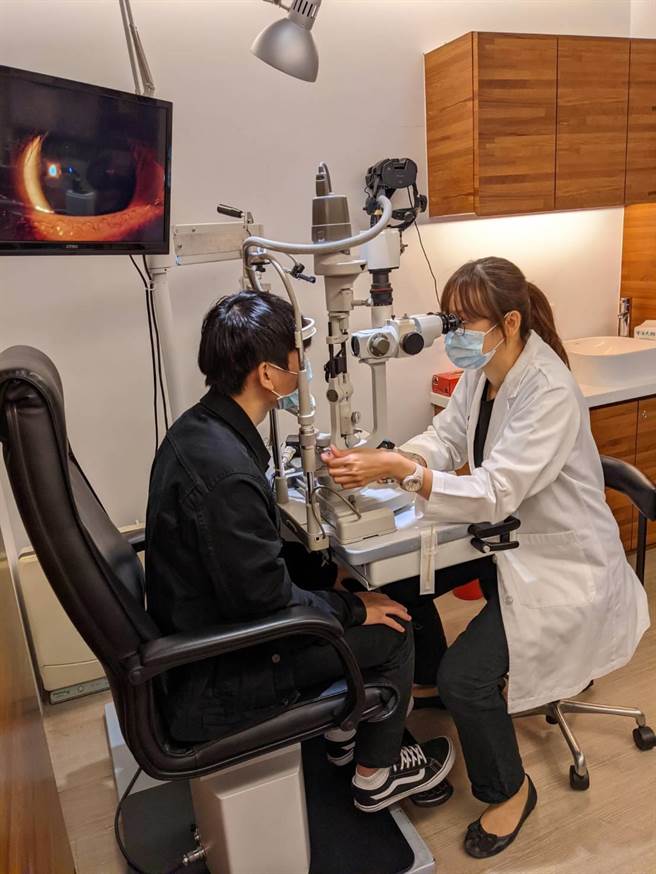 根据调查，国人每天花在3C用品上，平均时数超过10小时，让视力提早出现问题。(图／怡硕视光眼科提供)