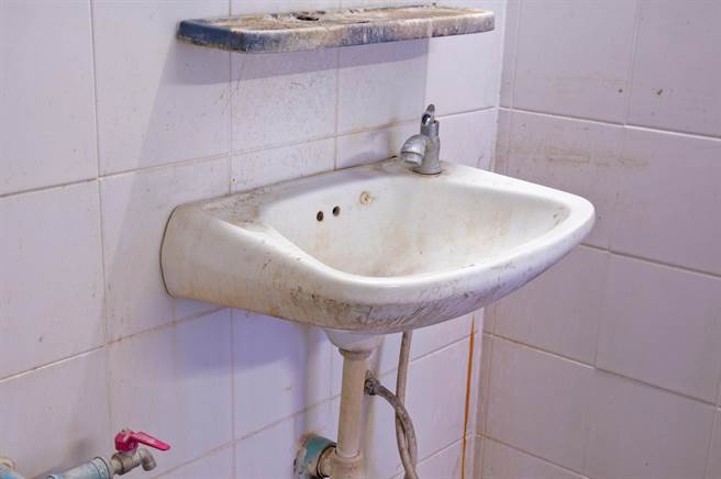 马来西亚一间工厂发生男员工在女厕放针孔摄影机偷拍女同事案件，有网友对此感到不解，认为上网看就好，何必偷窥？（示意图，达志影像/shutterstock）