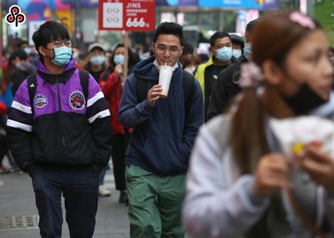 街上手持飲料的民眾一景。圖中人物、品牌與本文無關。（圖／本報資料照片）
