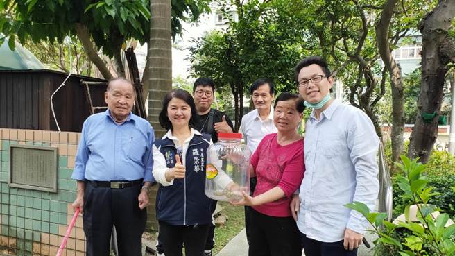 台北市仁德公园29日有臭青母出没，经眾人通力合作逮捕。（台北市中原里长罗崇华提供／张立勋台北传真）