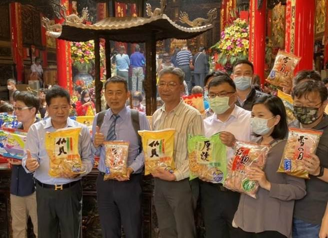 旺旺集团旗下宜兰食品的眾多产品，29日在镇澜宫举行过火仪式，有妈祖加持让信眾吃得安心。（陈淑娥摄）
