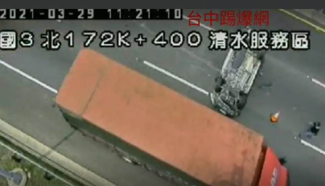 女子驾车翻覆在中线道，小客车四脚朝天。（摘自脸书〈台中踢爆网〉／陈淑娥台中传真）