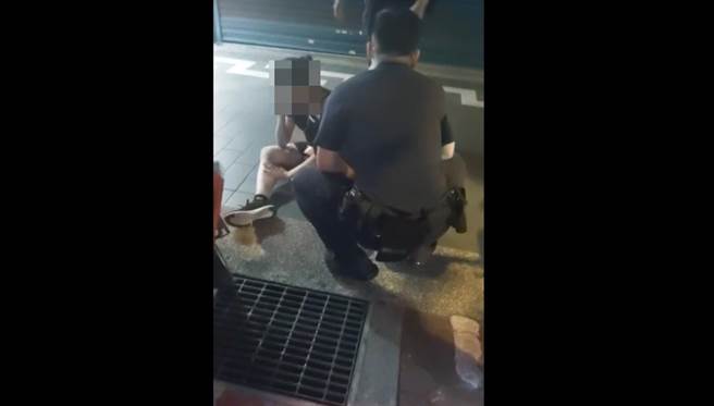 洪女去年8月間酒醉後在計程車上猛吐，還怒罵員警神經病，遭新北地院判處2年緩刑定讞。（警方提供）