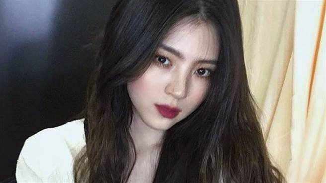 韩韶禧近日登上时尚杂志封面，大展纤腰马甲线。（图／IG@xeesoxee ）