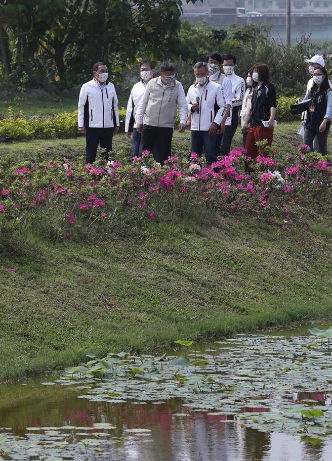 雙北合作交流平臺市長層級會議29日在新北市五股新冪境綠地公園舉行，新北市長侯友宜（左）陪著台北市長柯文哲（左二）漫步五股新冪境綠地公園，欣賞新北市政府讓五股垃圾山變身為綠地公園的城市新美學。（劉宗龍攝）