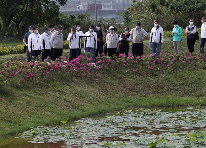 雙北合作交流平臺市長層級會議29日在新北市五股新冪境綠地公園舉行，新北市長侯友宜（左二）陪著台北市長柯文哲（左三）漫步五股新冪境綠地公園，欣賞新北市政府讓五股垃圾山變身為綠地公園的城市新美學。（劉宗龍攝）