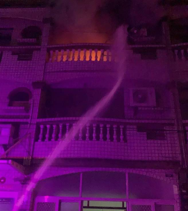 梧棲區一間透天厝29日凌晨竄出火舌，幸無人傷亡。（台中市消防局提供／陳淑娥台中傳真）