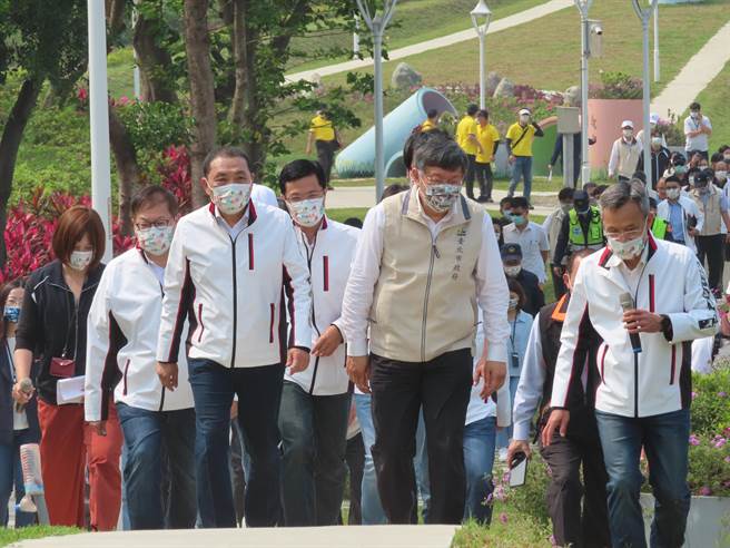 侯秀五股垃圾山整治成果 柯文哲：不容易。（葉德正攝）