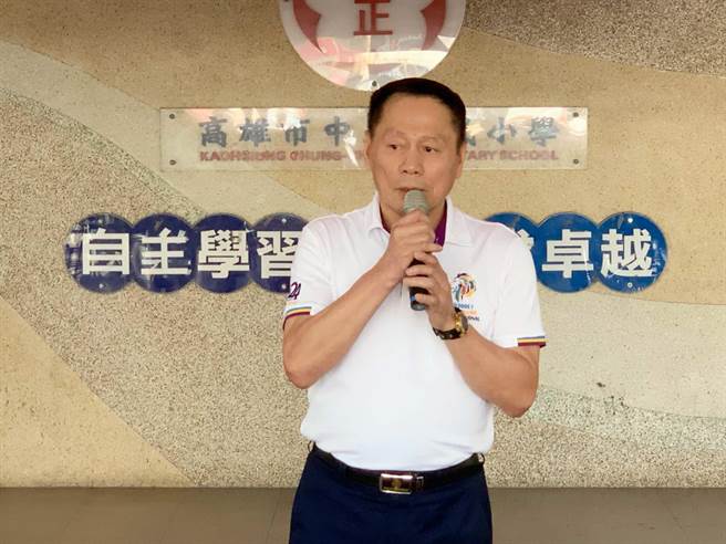 高市中正国小少棒队经费短缺，中南咖啡董事长陈天宝号召企业、社团等单位捐助逾10万善款。（柯宗纬摄）