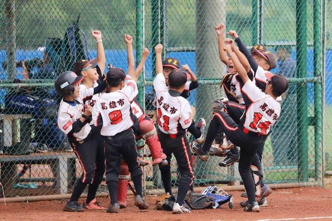 高市中正国小少棒队屡代表台湾出国争光，中南咖啡获悉经费短缺，号召企业、社团等单位捐助逾10万善款。（中正国小提供／柯宗纬高雄传真）