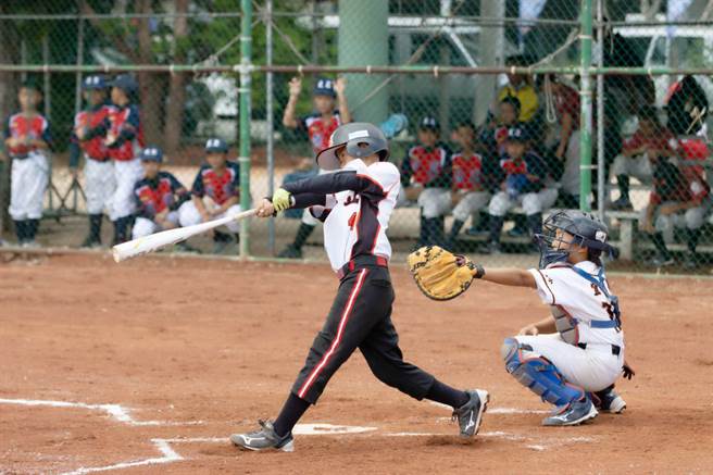 高市中正国小少棒队屡代表台湾出国争光，中南咖啡获悉经费短缺，号召企业、社团等单位捐助逾10万善款。（中正国小提供／柯宗纬高雄传真）