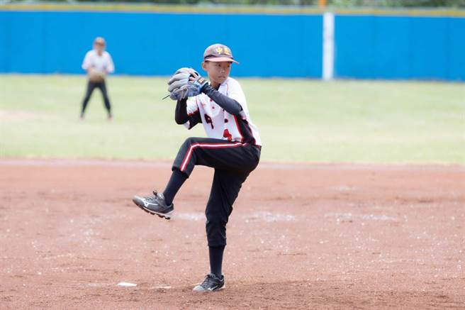 高市中正国小少棒队屡代表台湾出国争光，中南咖啡获悉经费短缺，号召企业、社团等单位捐助逾10万善款。（中正国小提供／柯宗纬高雄传真）