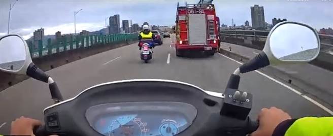 48岁黎姓女子23日下午1时许疑因感情因素心情不佳，走上新北市永和区福和桥，试图跳河轻生，所幸千钧一髮之际，永和警分局员警箭步衝上去将人拉住。（永和警分局提供）