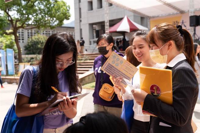 永庆推出的服务专员职位，收入优于人力银行调查之社会新鲜人平均起薪，也免于接案和业绩压力，获得眾多求职者的询问，更直接现场投递履歷。(图/永庆房屋提供)

