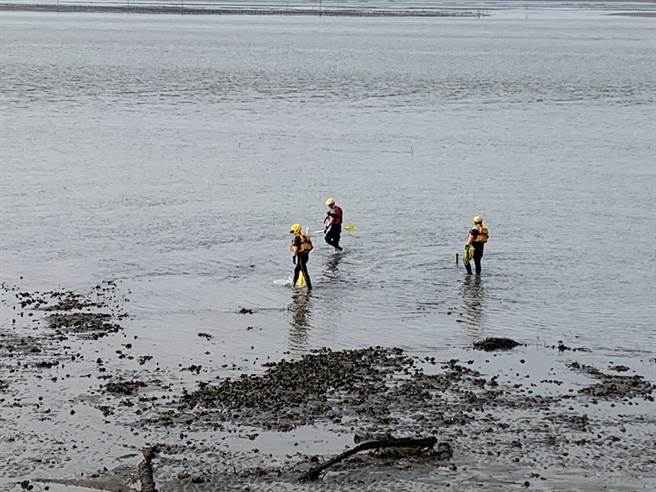 吉安水道疑似男子落水，失踪超过12小时消防救难人员投入海空大搜索。（彰化县消防局第三大队提供／吴敏菁彰化传真）