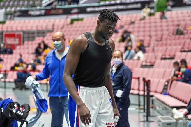 裕隆前锋斑霸刻意肘击九太后卫李汉升遭到驱逐出场的画面。(中华篮协提供)