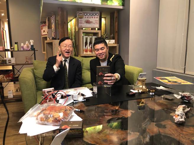 直播主潘豪豪（右）合体资深旁白哥盛竹如开直播拍卖。（柯宗纬翻摄）