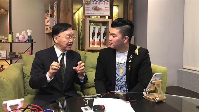 直播主潘豪豪（右）合体资深旁白哥盛竹如开直播拍卖。（柯宗纬翻摄）