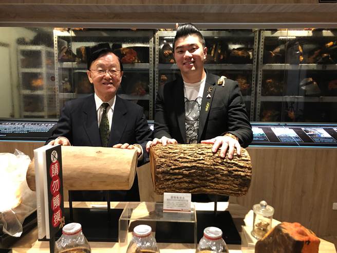 直播主潘豪豪（右）合体资深旁白哥盛竹如开直播拍卖。（柯宗纬翻摄）