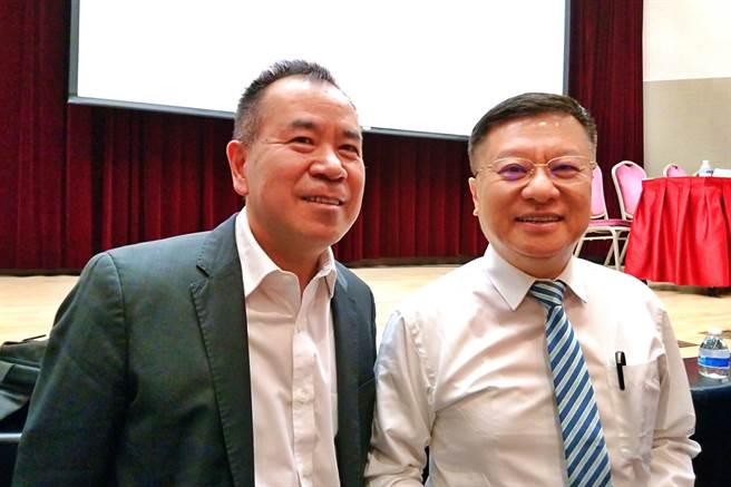 鸿海旗下工业电脑厂桦汉董事长朱復铨（右）、总经理蔡能吉（左）。（记者林资杰摄）