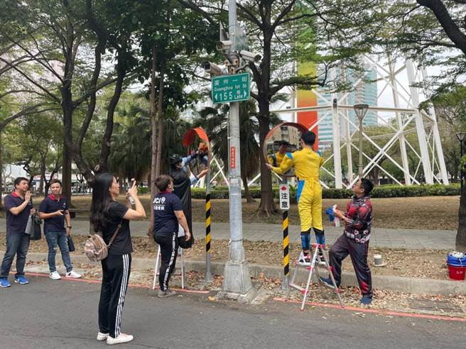 巨港青商會號召社區、民眾一同擦亮社區角落，眾人挽袖擦拭反光鏡擦拭。（柯宗緯翻攝）