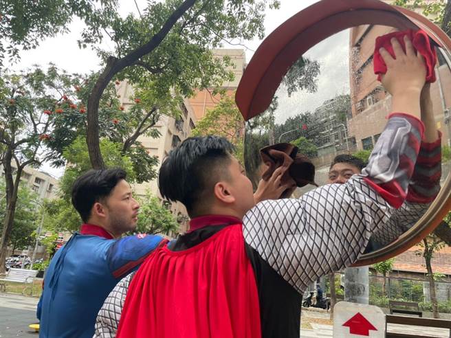 巨港青商會號召社區、民眾一同擦亮社區角落，眾人挽袖擦拭反光鏡擦拭。（柯宗緯翻攝）