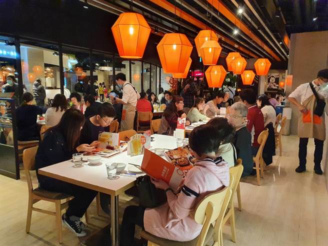 瓦城泰統集團安心餐廳深獲顧客信賴，成功降低疫情衝擊，營收46.1億創歷史次高。（瓦城提供）