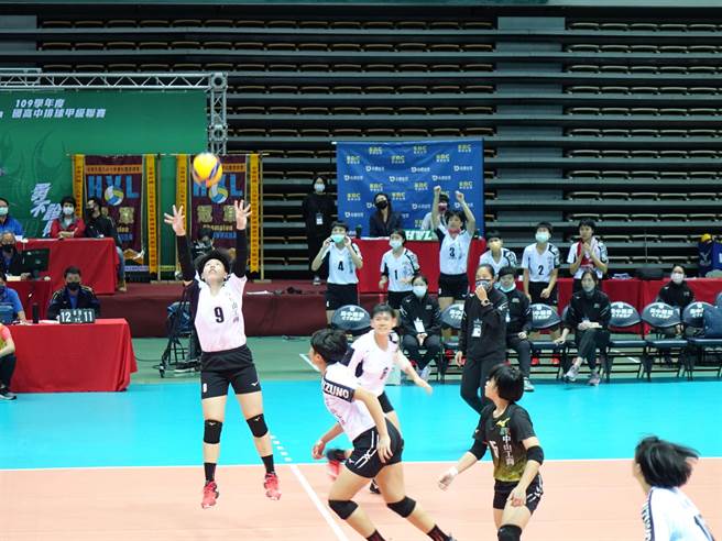 高雄中山工商女子排球隊28日在109學年度HVL高中排球甲級聯賽冠軍戰，以3比1擊敗勁敵東山高中奪下總冠軍，除了順利完成2連霸高難度任務，也奪得隊史第13座HVL冠軍。（中山工商提供／洪浩軒高雄傳真）