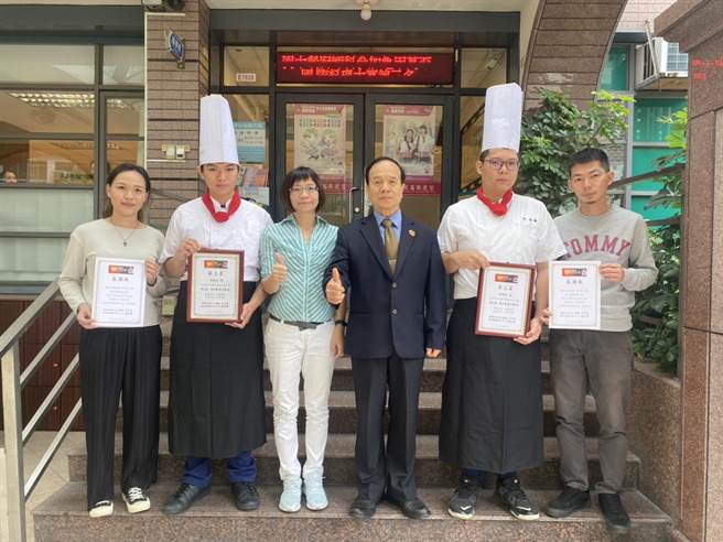 高雄樹德家商餐飲科二年級學生黃建瑋（左二）、侯隆壹（右二）參加第16屆「龜甲萬盃」國際料理比賽，奪得全國第3名的佳績。（樹德家商提供／洪浩軒高雄傳真）