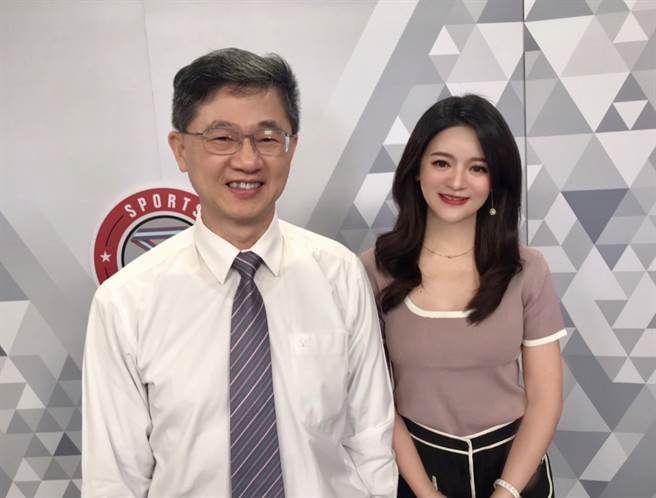 台湾运彩总经理林博泰(左)上时来运转节目，与主持人尉迟佩玉(右)谈运彩眉角。(马树立摄)