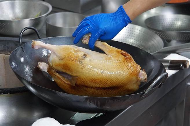 「碌」鹅等同是「油煎」，将鹅表皮「碌」至均匀上色，并「碌」出香气后还有经焖煮。(图／姚舜)