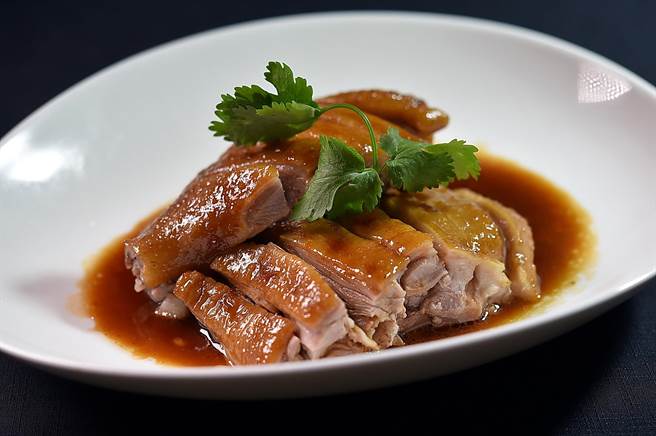 〈晶华轩〉首次推出的〈 陈皮老姜碌鹅〉，表皮油光汪汪，肉质柔嫩细滑，味道咸香中带着甘甜味，风味与口感比坊间许多〈烧鹅〉都好。(图／姚舜)