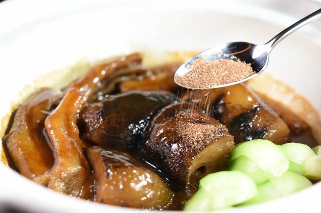 〈蚝皇鹅掌炆婆蔘〉上桌前会再淋蚝油并撒虾籽提味增鲜。(图／姚舜)