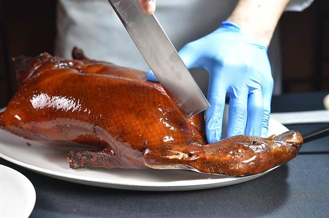 〈晶华轩〉的「一鸭三吃」，第一个当然是〈片皮鸭〉。(图／姚舜)